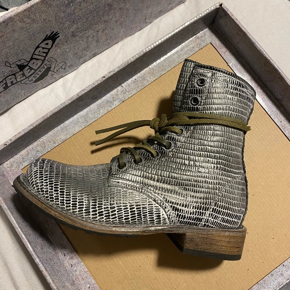 Like NEW in box size 6 Freebird Manchester Blue Snake - Picture 4 of 9